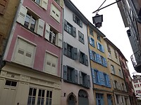 Veelkleurige huizen in Puy-en-Velay
