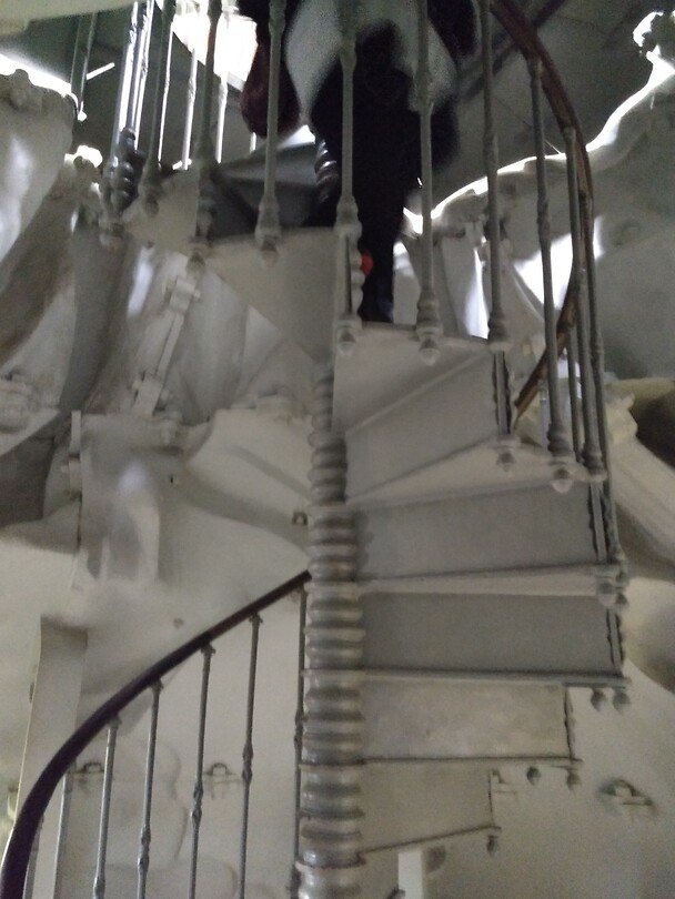 Trappen in het ijzeren standbeeld
