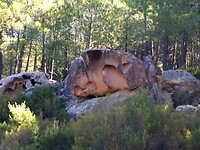 De typische rode uitgeholde rotsen