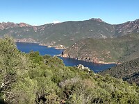 Uitzicht op de baai vanaf de Bocca a Croce (bergpas)