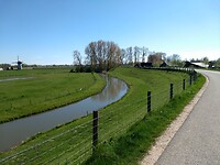 Over een smal dijkje langs de Oude Rijn naar Lienden