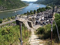afdalen over trappen naar Bacharach