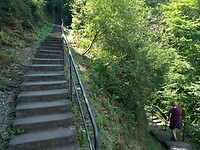 afdalen over trappen naar St Goar