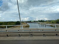 Terugblik vanaf snelweg op verbindingskanaal en uitzicht toren