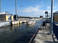 De Hohenwarthe sluis uitvaren naar kanaalbrug
