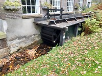 Draaiend waterrad bij de Hamermolen