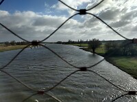 Over de spoorbrug de IJssel over.