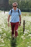 DJ aan de wandel tussen het groen