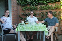 Heerlijk in de tuin eten met de familie