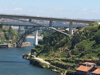 Een van de zes bruggen over de Duoro