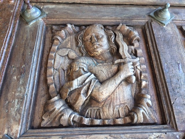 Houtsnijwerk in deur kathedraal