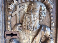 Houtsnijwerk in deur kathedraal