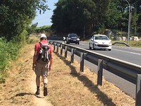Langs of op de weg