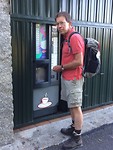 Geen cafe's te bekennen de eerste uren, maar wel een koffieautomaat