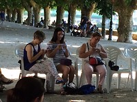 Breiende vrouwen  onder de platanen van de Paseo del Espolon