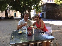 Borrelen en hapje eten onder de platanen