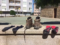 Schoenen en sokken drogen in de zon