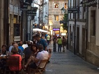 Straatje in avondlicht