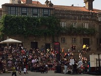 Luisteren naar de jazz muziek op plein.