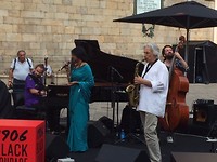 Jazz muziek op plein gesponsord door een bierfabrikant