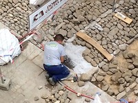 Ambachtelijk werk op de knieën