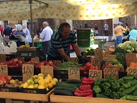 Groente en fruit markt op de Plaza voor de kathedraal