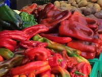 Grote paprika's op de markt