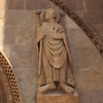 Figuur naast de deur San Isodoro