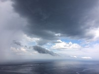 Er komt een hele donkere lucht aan