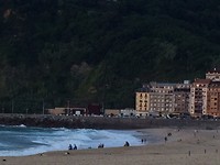 Surfers op strand