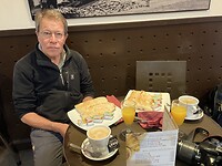 Ontbijt om 8 uur in Café la Villa