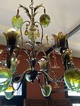 Prachtige lamp in de hal van het hotel