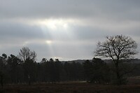Zonnestralen onder de wolken
