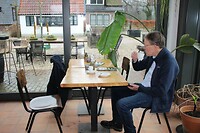 Aan de koffie