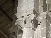 Iconisch kapiteel met dierenfiguren