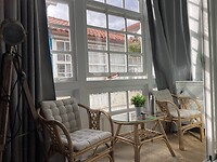 Serre in onze kamer waar de huiszwaluwen voorbij vliegen
