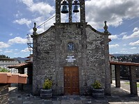 Kerkje (dicht) in Leiro