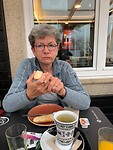 Ontbijten in de bar in de stromende regen onder de luifel