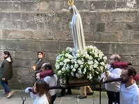 De Maagd komt voorbij in de processie