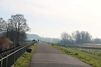 De dijk langs de Wageningse uiterwaarden