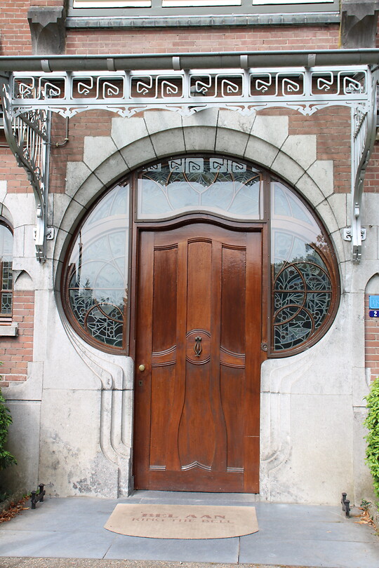 De deur van Villa Rams Woerthe