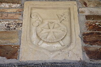 Boven de ingang kapel