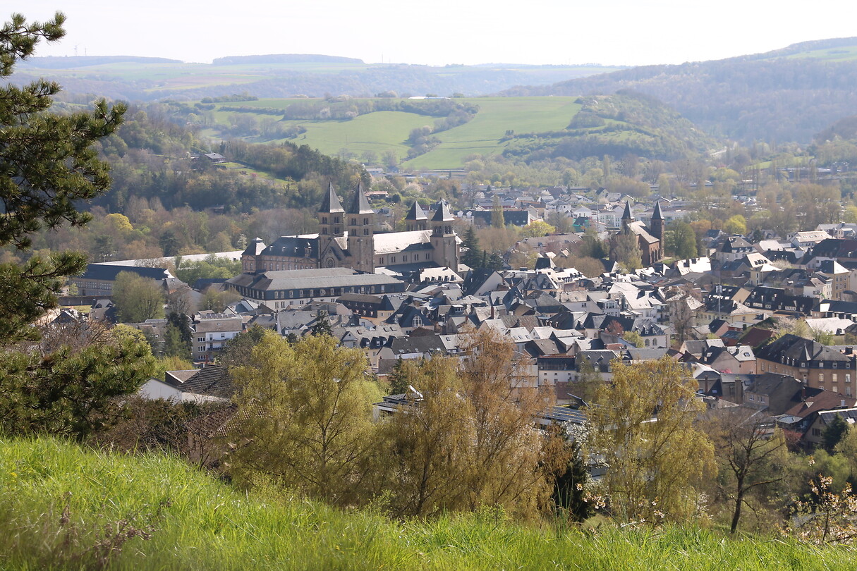 Echternach met links de kathedraal