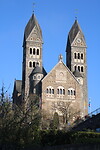 De parochiekerk al in de volle zon