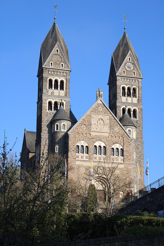De parochiekerk al in de volle zon