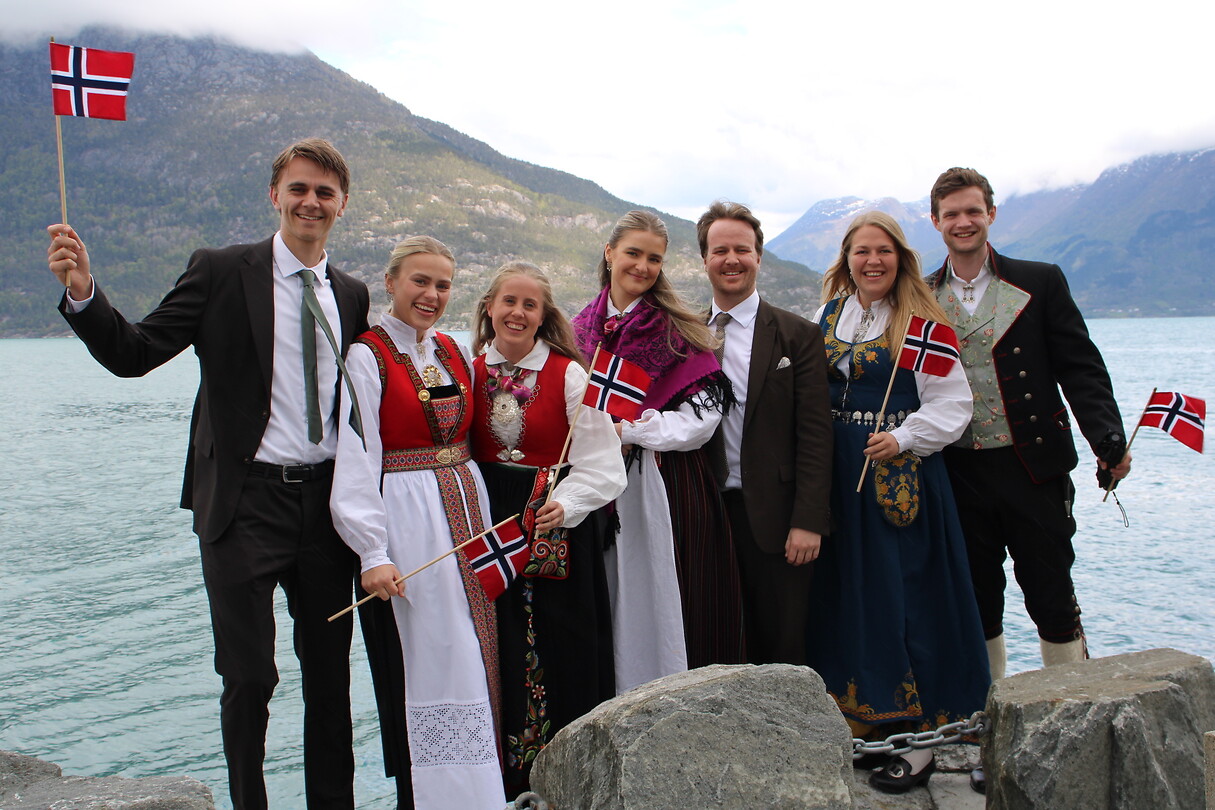Jonge feestgangers in Utne