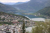 Uitzicht op Sogndal, de Barnesfjorden en het Sognefjord