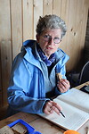 Schrijven in het logboek van de hut