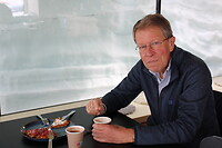 Koffie en een wafel in een soort iglo
