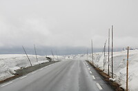 De weg is schoon, maar er ligt veel sneeuw